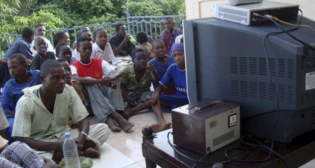 أرشيفية- مجموعة من الصوماليين أثناء مشاهدتهم إحدى المسلسلات التركية الأناضول