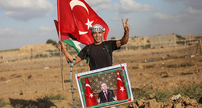 فلسطينيون يرفعون العلم التركي وصورة أردوغان في مسيرات العودة