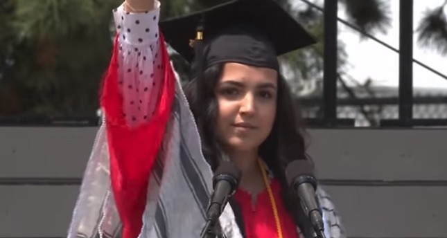 طالبة عراقية بحفل تخرجها في جامعة بوسطن الأمريكية تهتف: الحرية لفلسطين