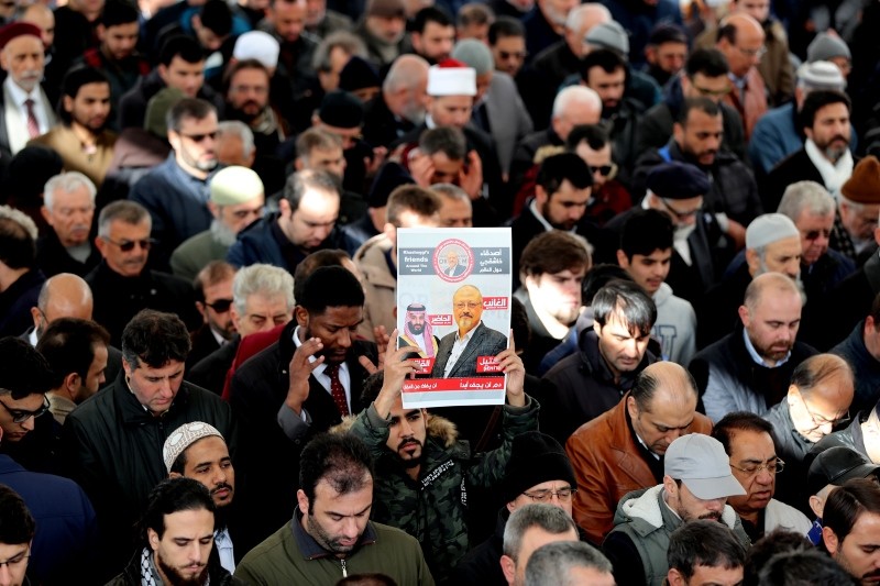 People hold a photo of slain Saudi journalist Jamal Khashoggi as they perform a prayer at Fatih Mosque in Istanbul, November 16, 2018. (EPA Photo)