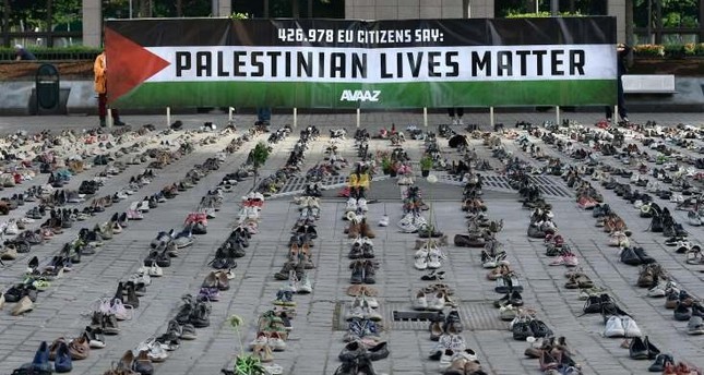 نشطاء يضعون آلاف الأحذية أمام الاتحاد الأوروبي للتذكير بضحايا فلسطين