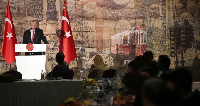 الرئيس التركي أردوغان أثناء لقائه مندوبي وسائل الإعلام الأجنبية في تركيا  İHA
