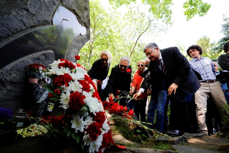 Turkish Ambassador Hu00fcseyin Diriu00f6z (R), joined by Turkish artists Zu00fclfu00fc Livaneli (2ndL) and Su0131la Genu00e7ou011flu (L) leaves clovers to Nazu0131m Hikmet's grave in Novodevichy Cemetary in Moscow, Russia, on June 3, 2018. (AA Photo)