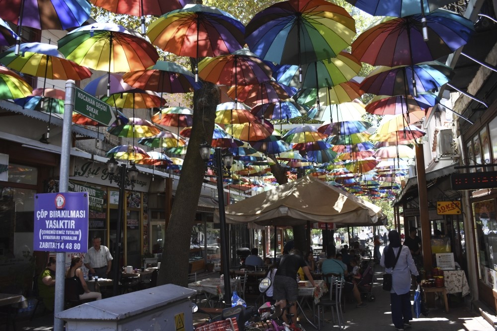 People of the city gather in the authentic athmosphere of the bazaar.