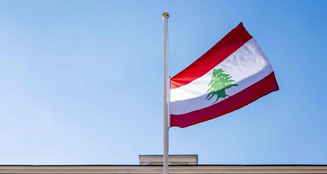 تنكيس العلم اللبناني حداداً ثلاثة أيام الفرنسية