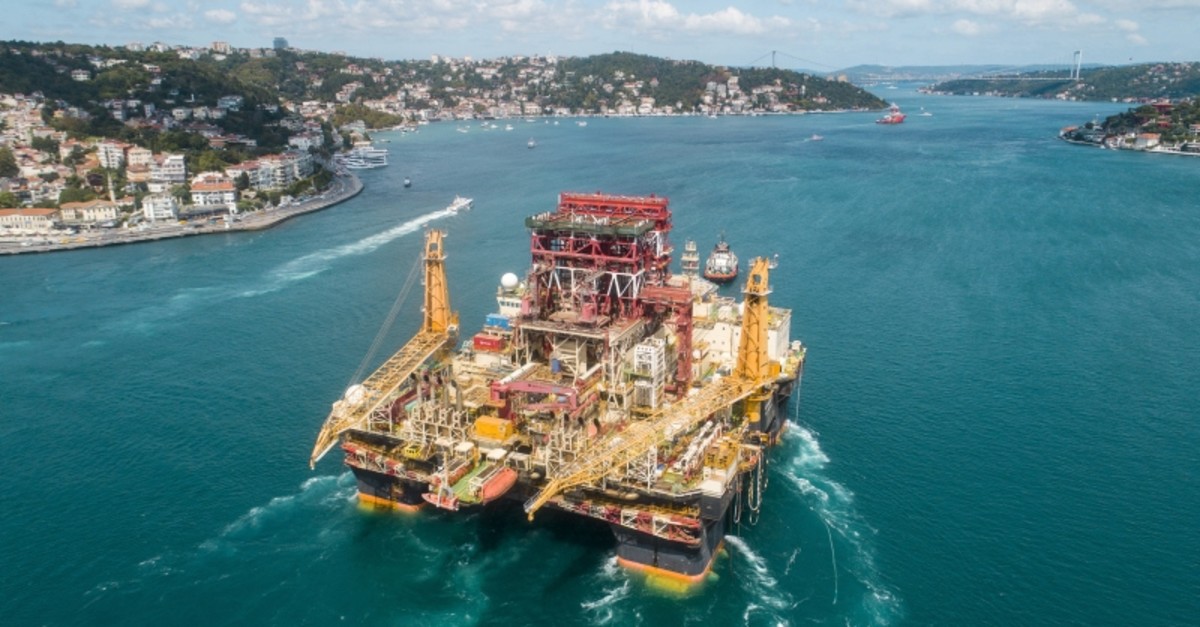 Giant Oil Rig Crosses Through Bosporus Grinds Shipping To A Halt In Istanbul Daily Sabah