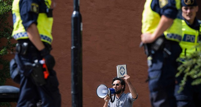 سلوان موميكا يستعد لحرق القرآن الكريم ، خارج مسجد في ستوكهولم، السويد، 28 -6-2023 AFP