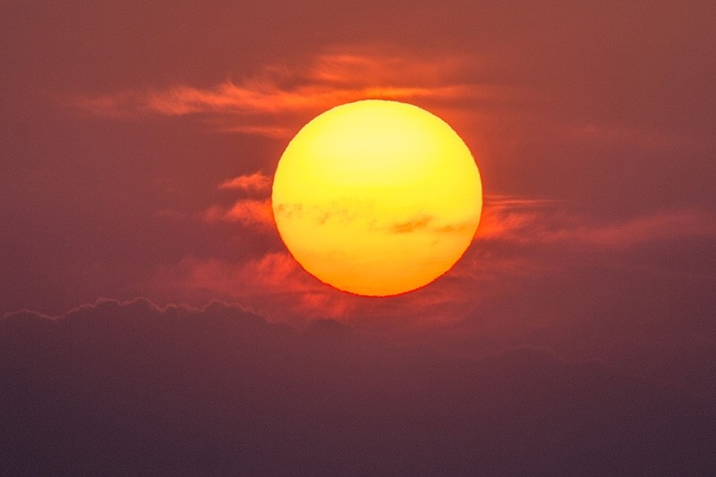 A picture taken on April 11, 2018 shows the sun rising in the eastern German border town of Frankfurt (AFP Photo)