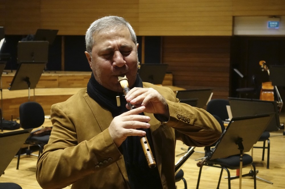 Master musician u0130lyas Mirzayev has prepared a concerto for balaban, also called a ,mey,  for Samedov and the u0130zmir State Symphony Orchestra. 
