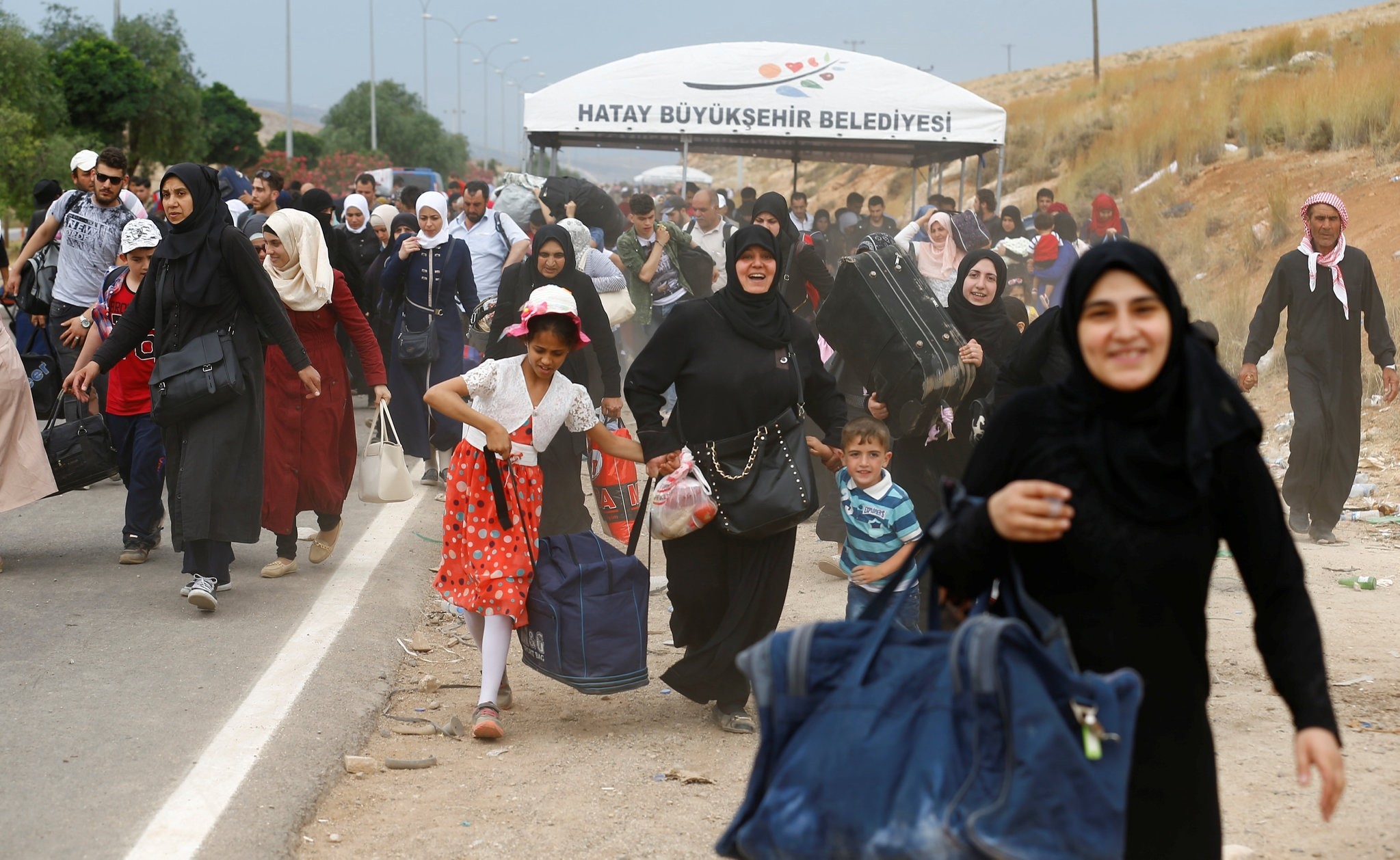 Tens of thousands of Syrians head home from Turkey to celebrate Eid