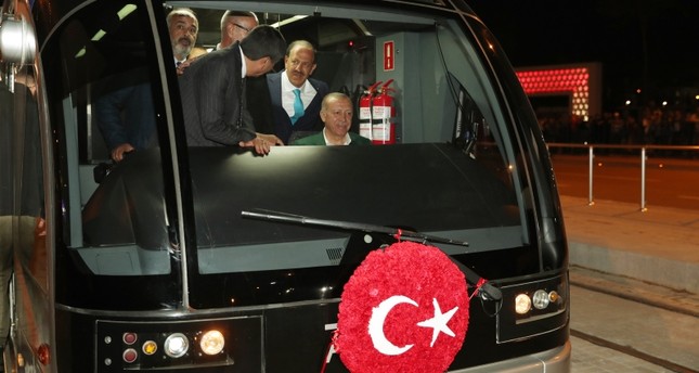 أردوغان يفتتح خط ترام جديد بأنطاليا ويقود أول رحلة
