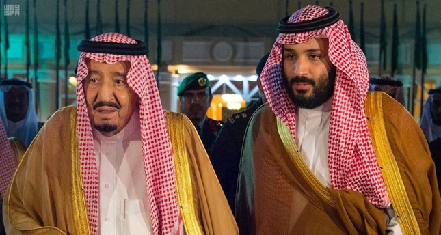 Saudi Arabia's King Salman bin Abdulaziz Al Saud walks with his son and Crown Prince Mohammed bin Salman, before leaving for Medina, in Riyadh, Saudi Arabia, Nov. 8, 2017. (Reuters Photo)