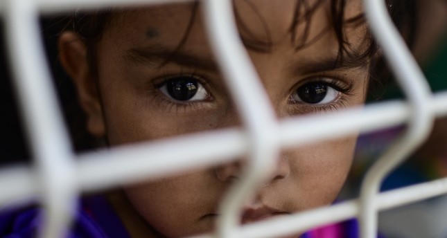 طفلة في أحد مراكز الاحتجاز للمهاجرين على الحدود المكسيكية الفرنسية