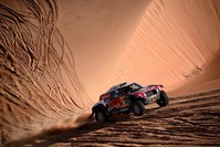 Stephane Peterhansel and his co-driver Portuguese Paulo Fiuza compete during the Stage 11 of the rally between Shubaytah and Haradh, Saudi Arabia, Jan. 16, 2020. (AFP Photo) 