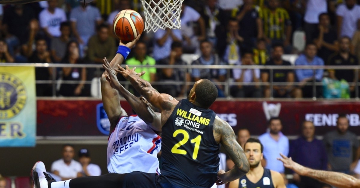 Anadolu Efes' Bryant Dunston tackles Fenerbahu00e7e players in a Presidential Cup match in Gaziantep, Sept. 26, 2019.