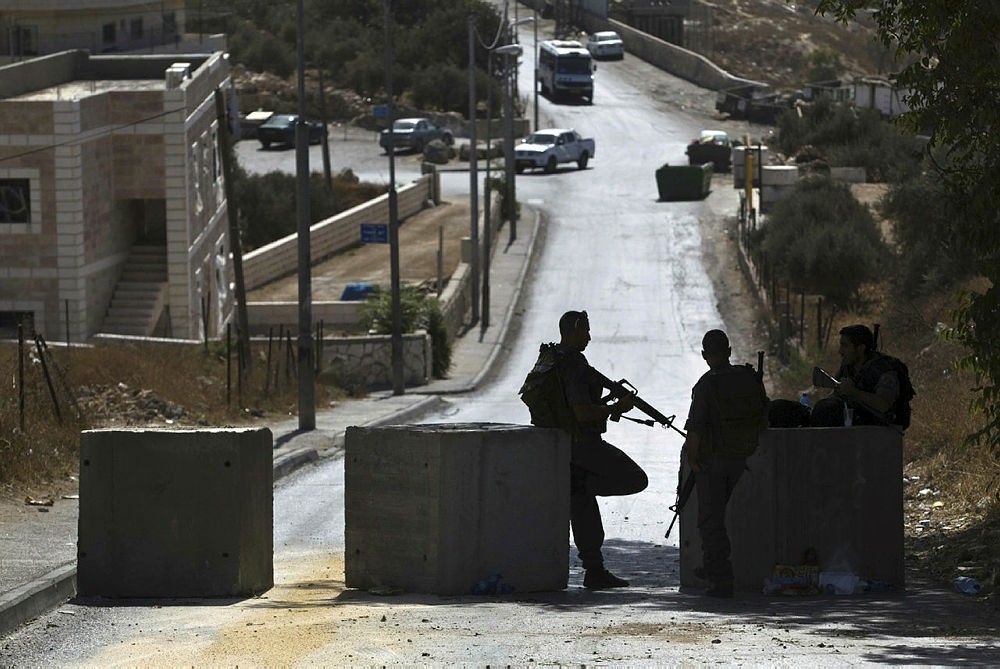 Israeli paramilitary border police stand guard at a roadblock in East Jerusalem October 15, 2015. (Reuters Photo)