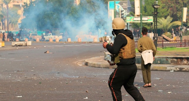إصابة 15 خلال تفريق قوات الأمن للمتظاهرين وسط بغداد