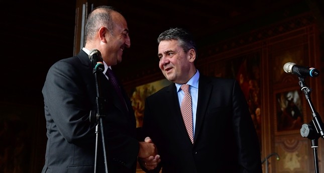 الوزيران التركي والألماني في المؤتمر الصحفي الفرنسية