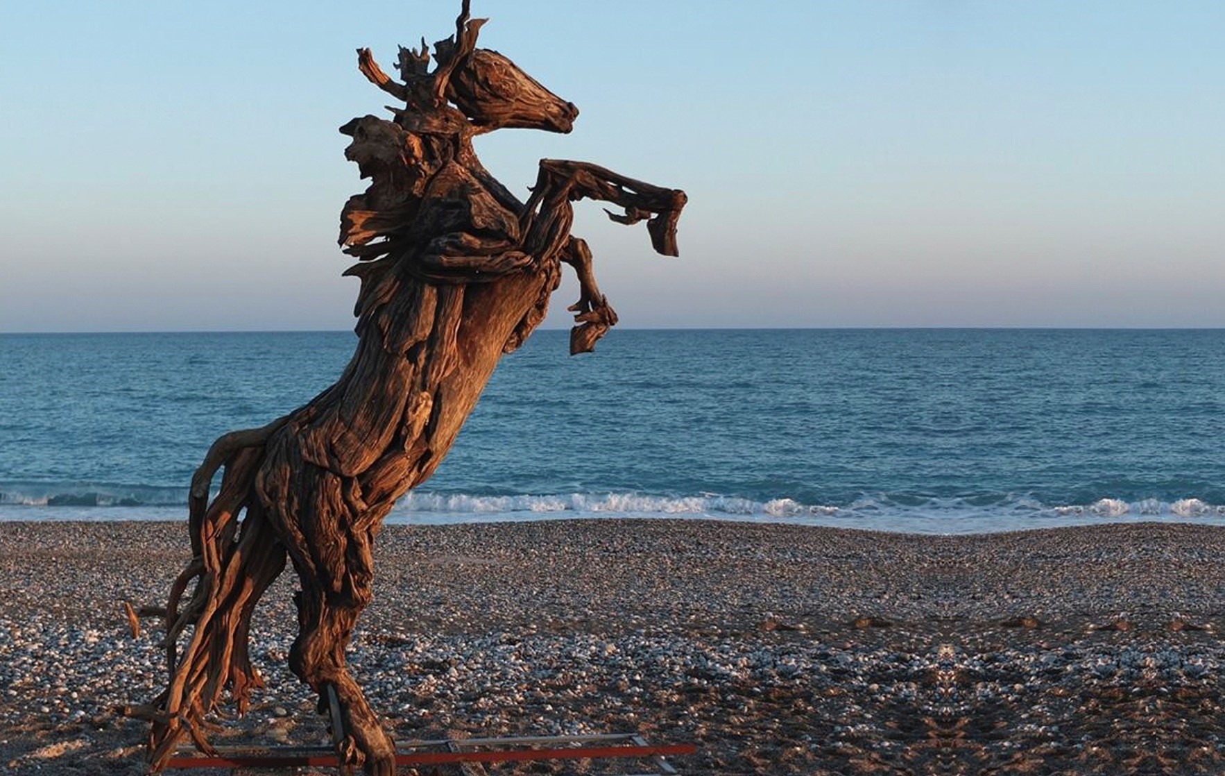 The artist depicts rearing horses, the nobility of eagles in the air, the obstinacy of wild goats and angry bulls in his works. 