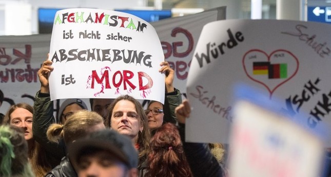 Eine Gruppe von Menschen protestierten im Februar am Flughafen München gegen die Abschiebung von Flüchtlingen nach Afghanistan. DPA Foto