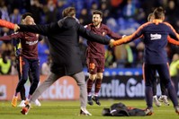  Barcelona's Lionel Messi celebrates winning La Liga Santander with team mates after the match. (REUTERS Photo)