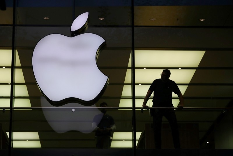 A silhouette next to an Apple during the sale start of the new iPhone X at the Apple store Grosse Bockenheimer Strasse in Frankfurt, Germany, October 3, 2017. (EPA Photo)