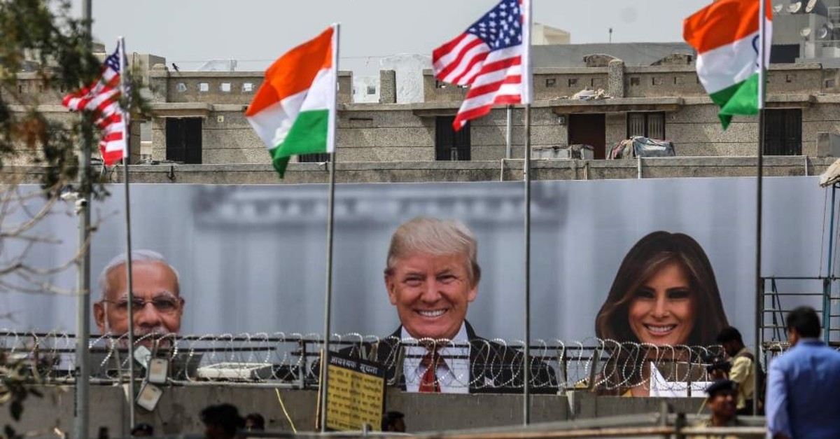 India berebut untuk memberi Trump mega-rally
