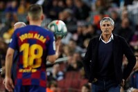 Barcelona coach Quique Setien looks on during the match between Barcelona and Levante, Barcelona, Feb. 2, 2020. (Reuters Photo)