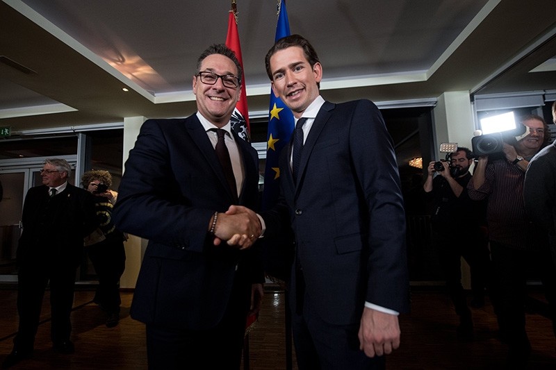 Austrian Foreign Minister and the leader of the Austrian Peoples Party Sebastian Kurz (R) and leader of the right-wing Austrian Freedom Party Heinz-Christian Strache (R) shake hands after a news conference in Austria, 14 Dec. 2017. (EPA Photo)