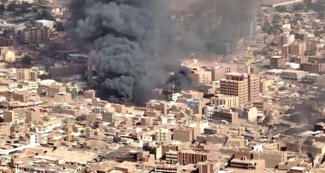 صورة جوية للدخان وألسنة اللهب في سوق بأم درمان، الخرطوم بحري، السودان، 17-5-2023 صورة: رويترز