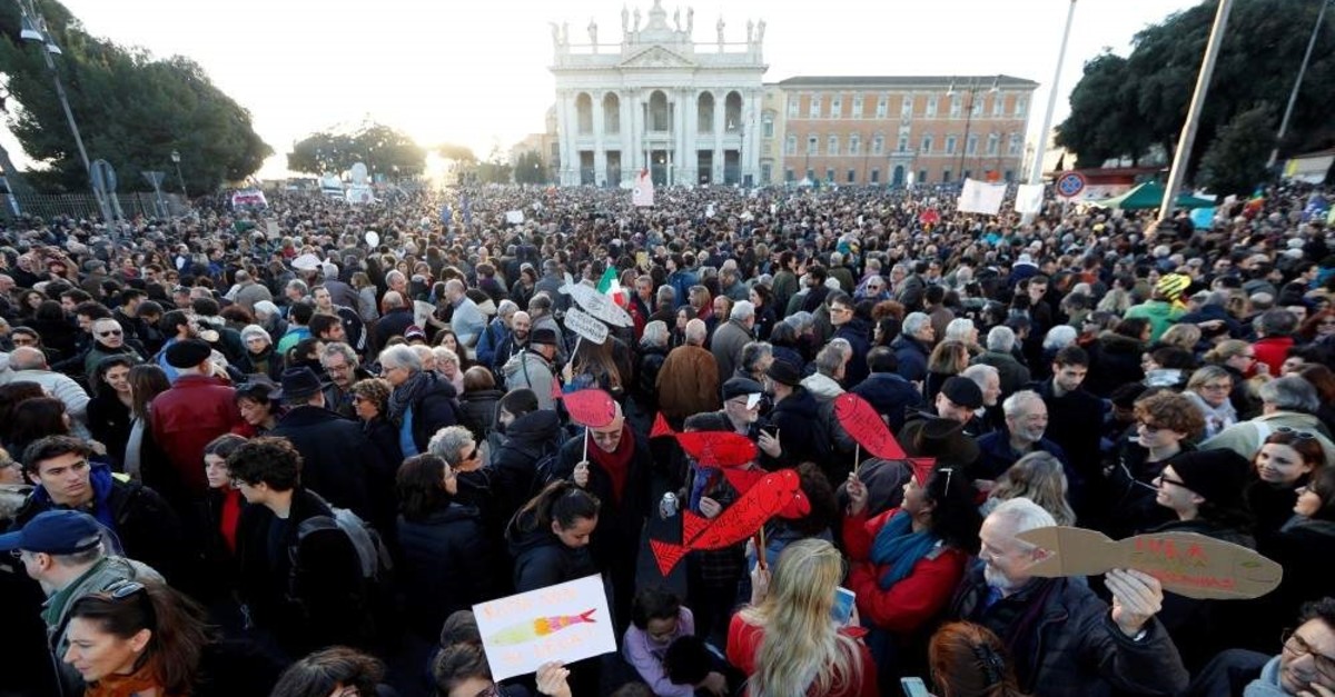 Tens of thousands 'Sardines' gather in Rome for anti far-right rally ...