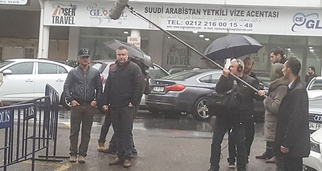 الممثل الأمريكي شون بن يزور محيط القنصلية السعودية بإسطنبول
