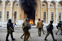 Smoke billows from the shrine dedicated to the late Iraqi Shiite Ayatollah Mohammed Baqir al-Hakim in the southern Iraqi Shiite holy city of Najaf on Dec. 1, 2019, during anti-government demonstrations. (AFP Photo)