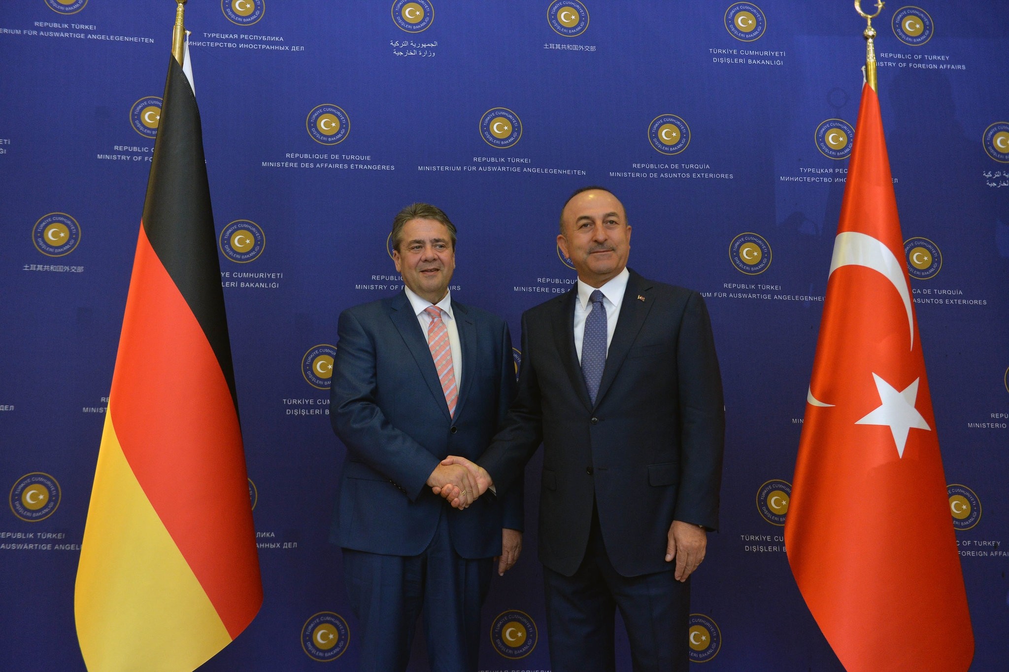 German FM Sigmar Gabriel (L) and Turkish FM Mevlu00fct u00c7avuu015fou011flu pose for photos after holding a joint press conference in Ankara, June 5, 2017. (FILE Photo)