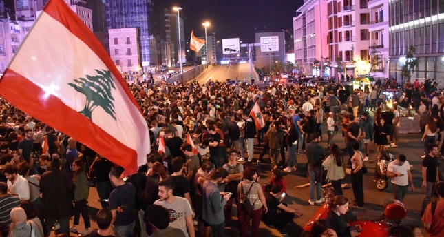 محتجّون لبنانيون يقطعون عددا من الطرق في العاصمة اللّبنانيّة بيروت، منها جسر الرينغ  الأناضول