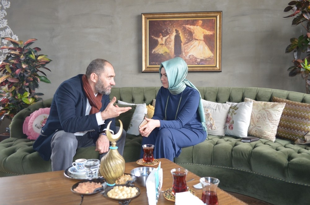 Artist and police officer Ahmet Sula (L) with Daily Sabahu2019s Ayu015fe Betu00fcl Kayahan.