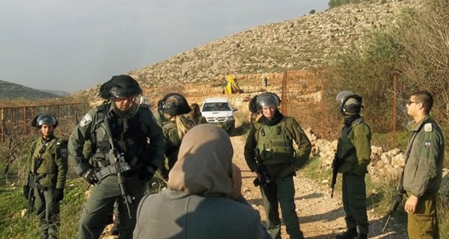 الجيش الإسرائيلي يتخطى قرارا قضائيا ويمنع فلسطينيين من دخول أراضيهم