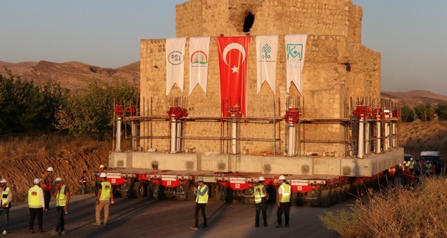 تركيا.. البدء بعملية نقل معقدة لبناء تاريخي يزن 1500 طناً