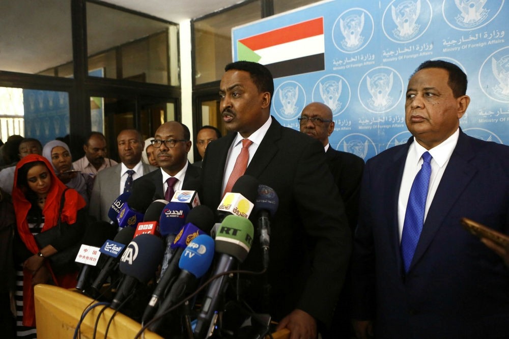 Sudanese Foreign Minister Ibrahim Ghandour (R) and his Ethiopian counterpart Workneh Gebeyehu (C) at a press conference, Khartoum, Sudan, Jan. 14.