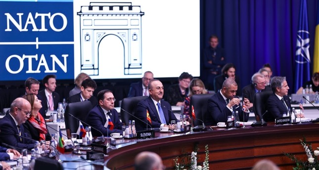 تشاوش أوغلو مشاركا في اجتماع وزراء خارجية حلف شمال الأطلسي، بوخارست الأناضول