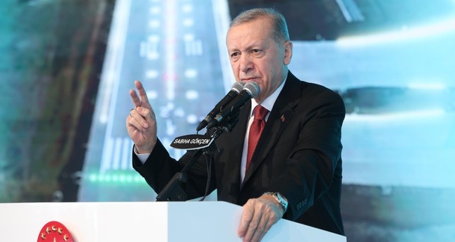 الرئيس التركي رجب طيب أردوغان بلقي كلمة بعد افتتاحه المدرج الثاني في مطار صبيحة غوكتشن الدولي في إسطنبول، 25-12-2023 صورة: الأناضول