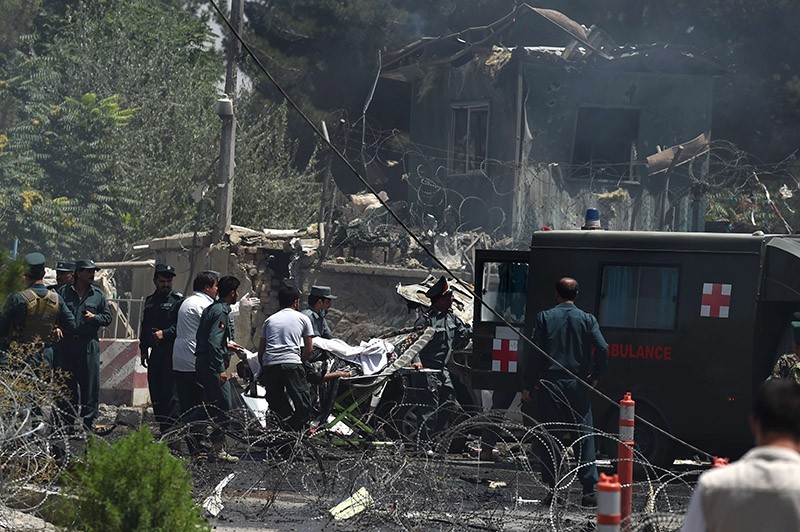 Afghan security forces carry a victim into a ambulance at the site of a huge blast near the entrance of the international airport, in Kabul on August 10, 2015. (AFP Photo)