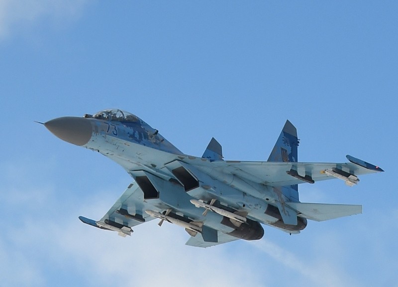 Pilot killed after Ukrainian Su-27 fighter jet crashes on landing ...