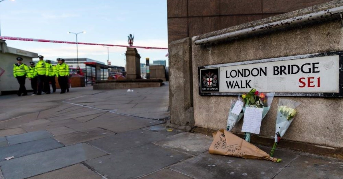 Flowers and tributes left near to the crime scene at the London Bridge in London, Britain, Nov. 30 2019.( EPA / VICKIE FLORES )