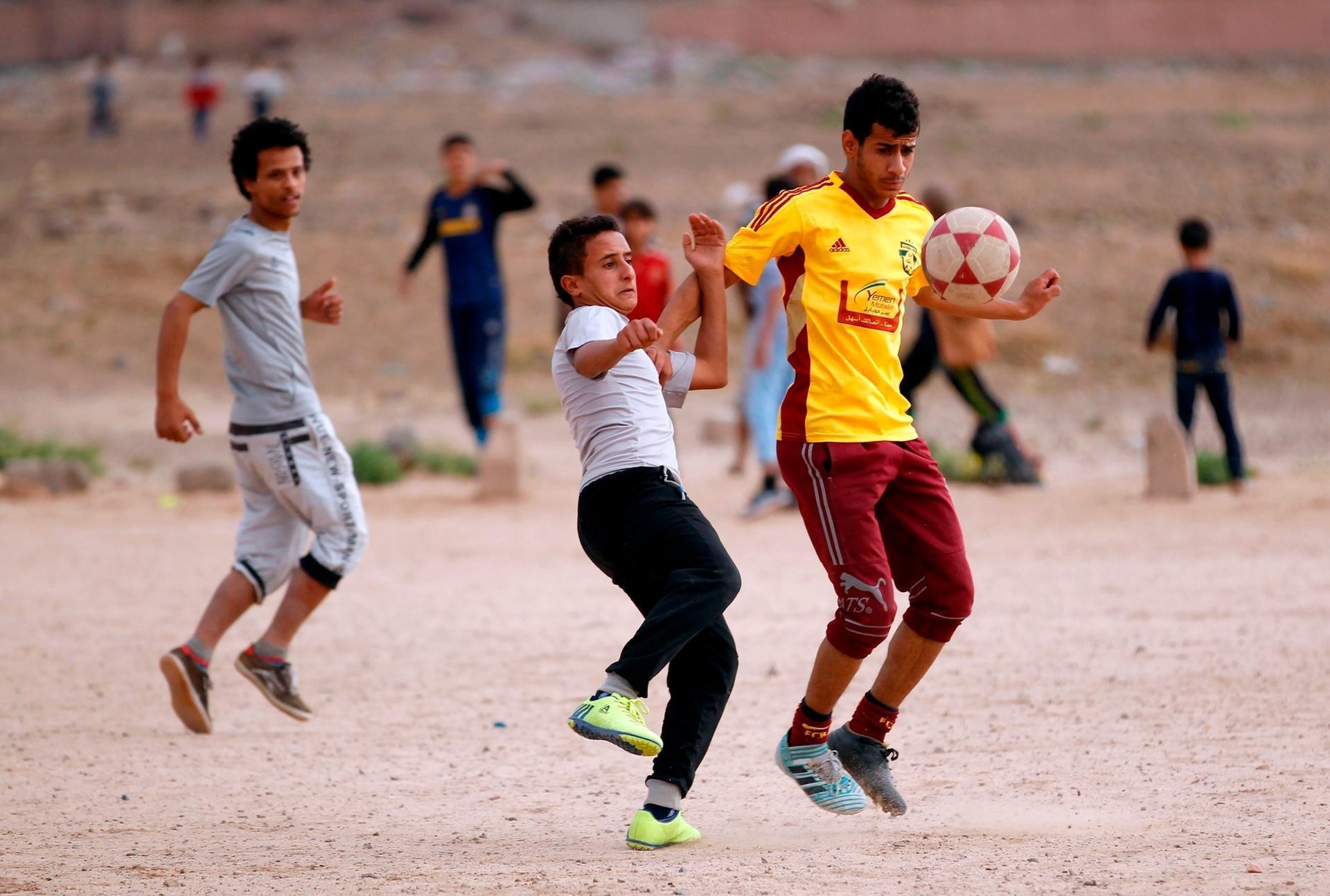 Football miracle brings joy to wartorn Yemenis Daily Sabah