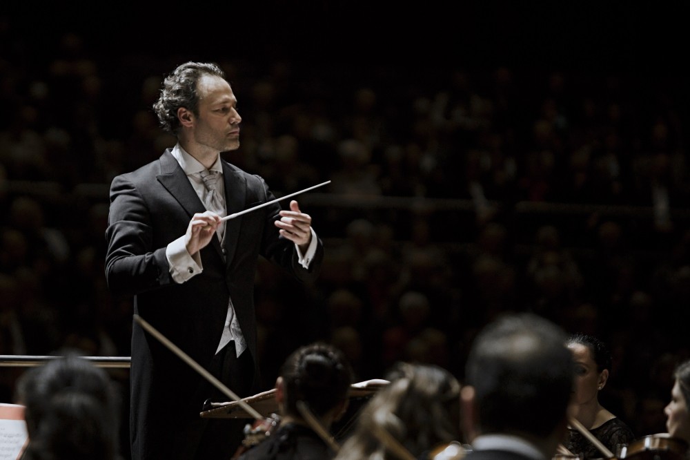 Sascha Goetzel has been conducting the Borusan Istanbul Philharmonic Orchestra since 2009.