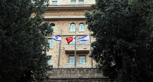 علم البحرين مع أعلام إسرائيل في القدس رويترز