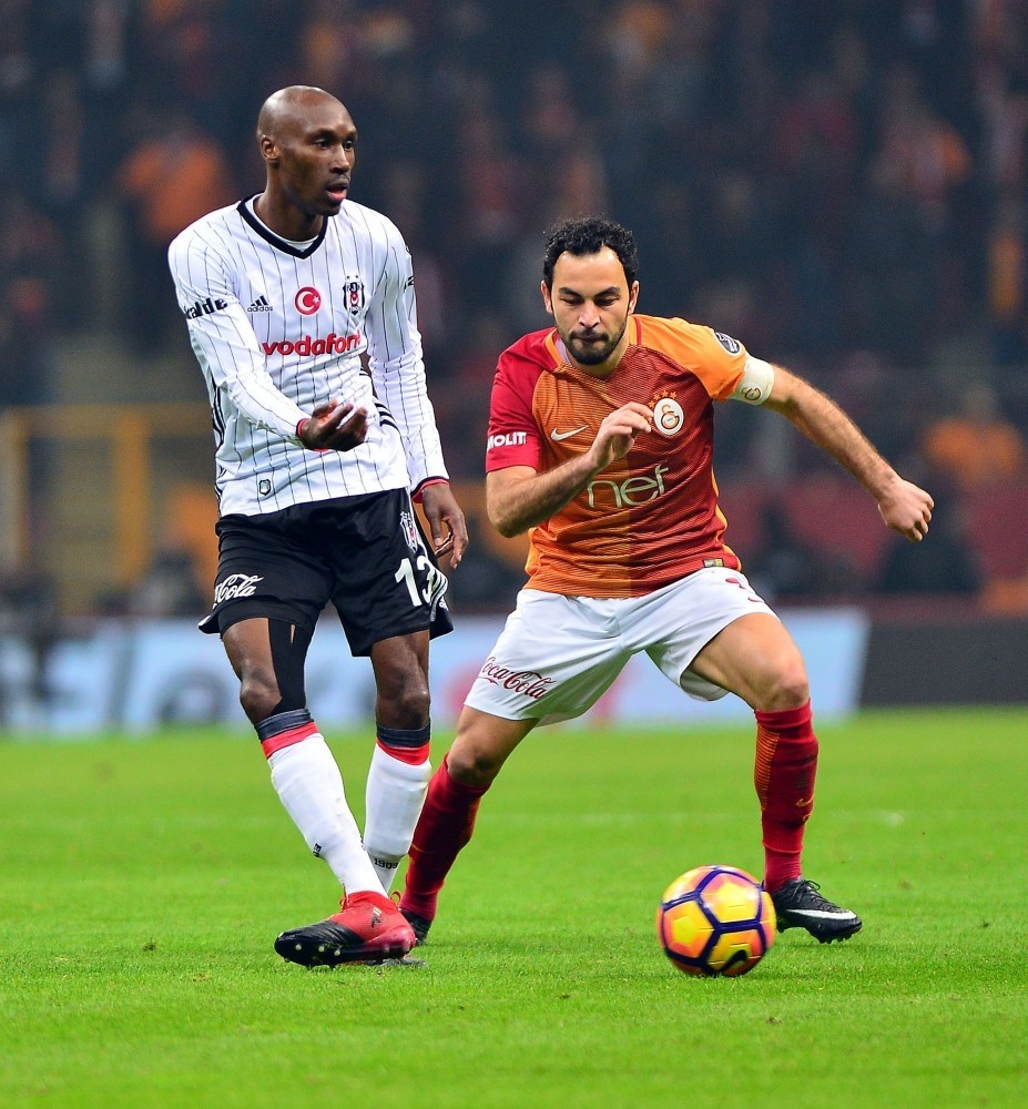 Galatasaray's Selu00e7uk u015eahin, right, vies for ball with Beu015fiktau015f's Anderson Talisca, left, during the Super League match at the Tu00fcrk Telekom Arena Stadium in Istanbul.