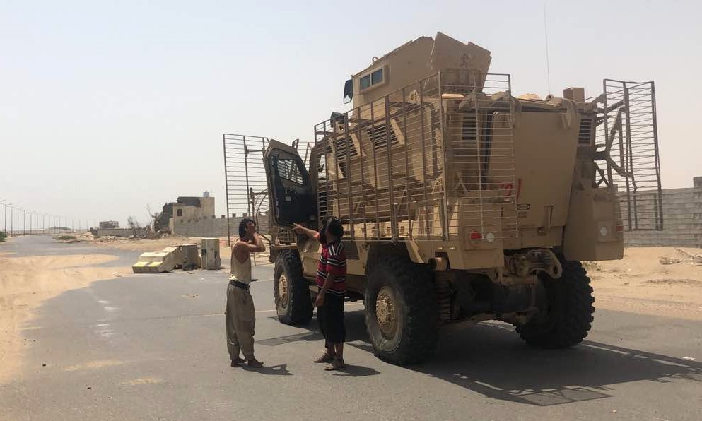 Yemeni pro-government forces backed by the Saudi-led Arab military alliance advance in  their fight against Houthi rebels in the area of Hodeida's airport on June 18, 2018. (AFP Photo)