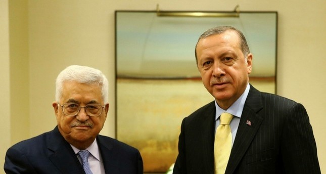 عباس يصل إسطنبول ويلتقي أردوغان قبيل مشاركته في القمة الإسلامية غداً